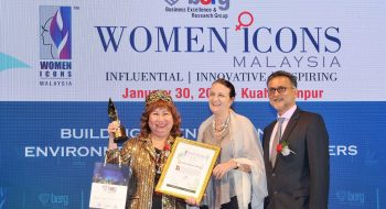 Datin Sri Dato’ Dr. KH Wang was awarded with the Women Icons 2017 award. She is one of 19 recipients of the award on the night. The Women Icons Award recognises women who have displayed a strong capability to perform well in any field of endeavour.